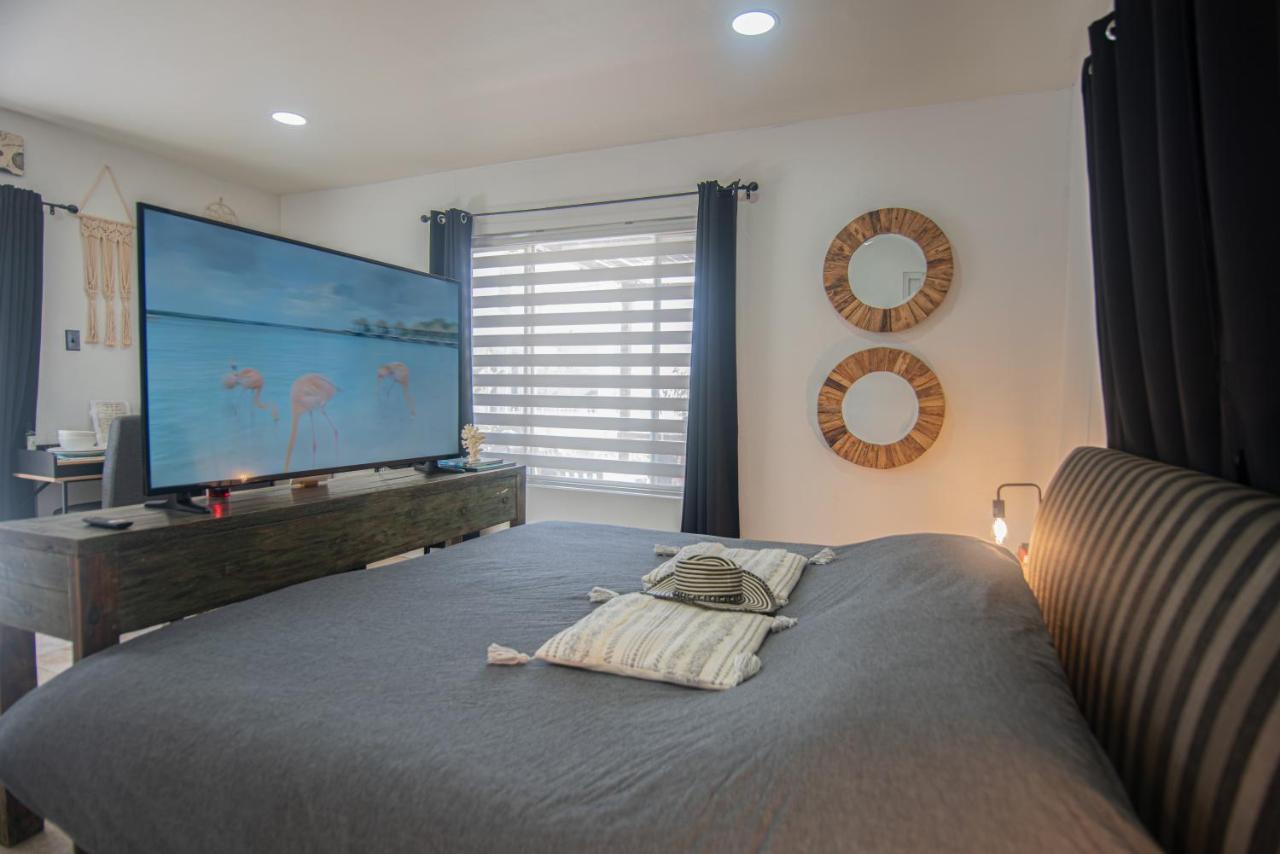 Lama Y Solo Unique Private Room Walking Distance To The Beach Palm Beach Ngoại thất bức ảnh
